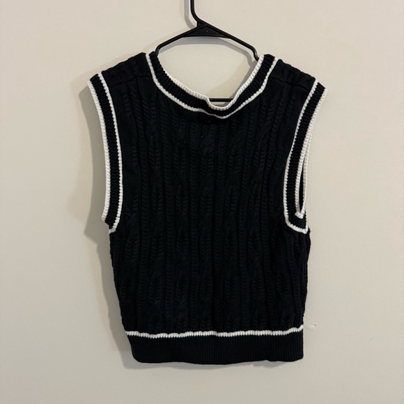 Abercrombie & Fitch Cropped V-Neck Sweater Vest Black and White A&F 🤍 NWT - Picture 7 of 7